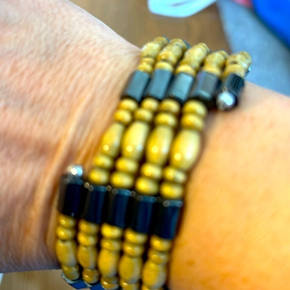 Magnetic bracelet in light wood beads with magnetic beads